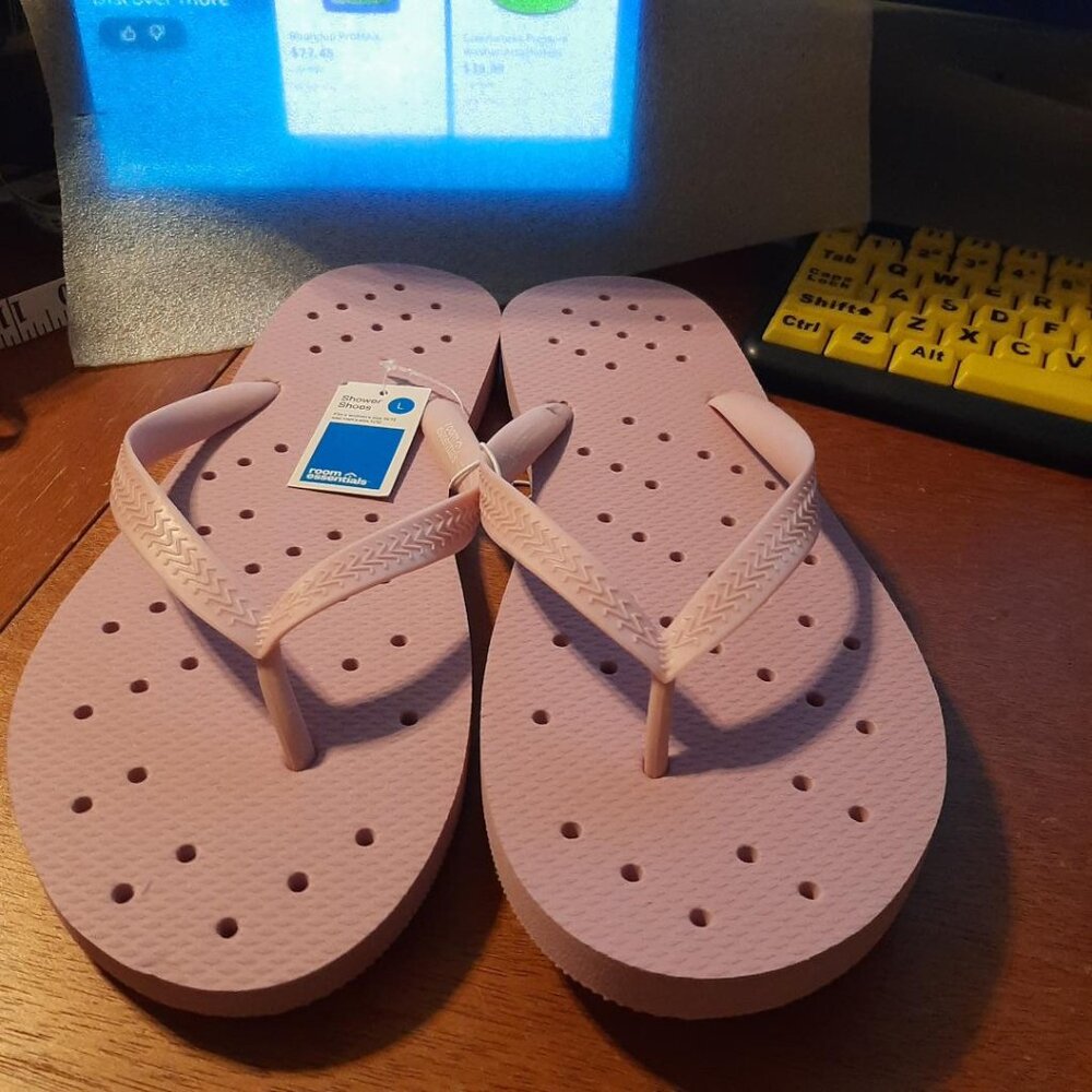 NEW With Tag ! Shower Flip Flop Sandals Room Essentials Pink Size L